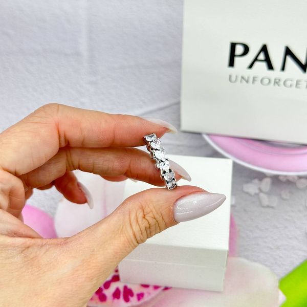 Серебряное кольцо PANDORA Ряд сердец из циркония ОСJ_055-22920 фото