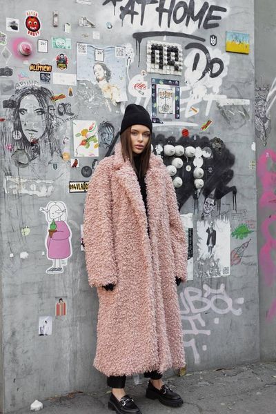 Длинная очень теплая шуба oversize из эко меха барашка на кнопках Пудра, XS/L CHEN_F 55 фото